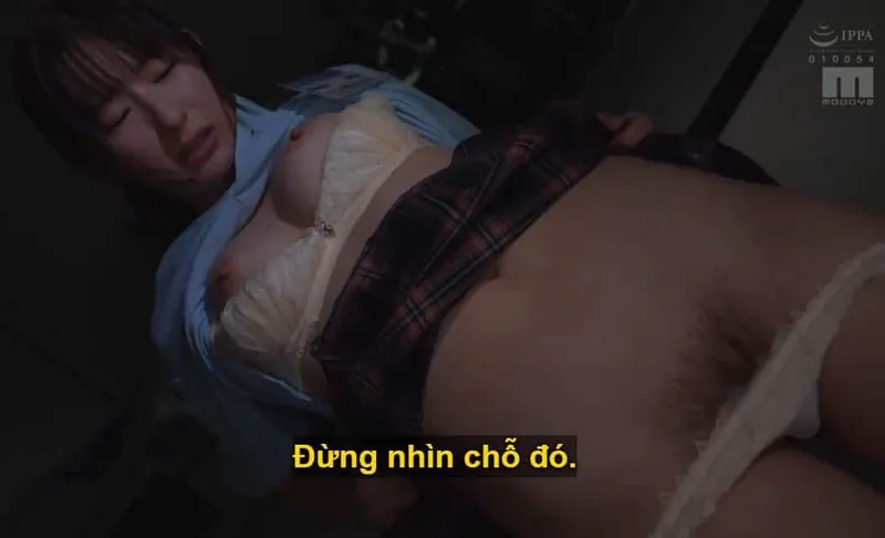 Sếp lớn lập mưu đụ em nhân viên kiêu kỳ lười nhác, suốt ngày chỉ chăm chăm chat chit với trai.